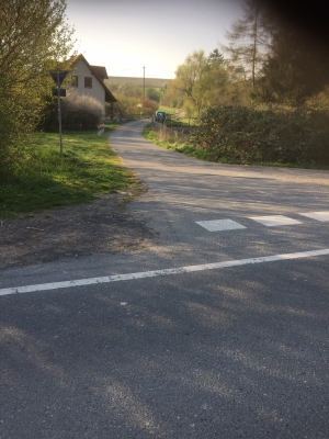 Hier befindet sich die Einfahrt zur vorübergehenden Zufahrtsstrecke (im Einbahnverkehr) an der Ortsrandstraße über die „Spatzenmühle“